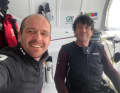 Erinnerungen an die glücklichen Momente nach seiner Rettung durch Jean Le Cam bei der Vendée Globe 2020/2021: Kevin Escoffier an Bord der "Yes we can!"