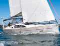 Allures 39.9: lo scafo è in alluminio, la coperta in vetroresina. Il robusto deck saloon yacht francese è dotato di una chiglia inclinata integrale.
