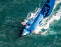 Team Biotherm a réussi le seul bon départ de la troisième étape. Mais le skipper Paul Meilhat et son équipe ont dû rentrer au port avec de la casse à bord.