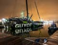 Wie in Gold gehüllt: Der Imoca "Guyot" hat Kapstadt trotz beschädigter Rumpfstruktur erreicht