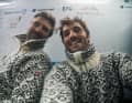 Boris Herrmann sagt, diese Pullover wärmen die Seele. Kuschelig sind sie im Südpolarmeer sicher auch. An-Bord-Reporter Antoine Auriol trägt den Pulli ebenso wie die gesamte Crew