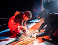 Boris Herrmann und Will Harris reparieren den Decksbeschlag ihrer J3