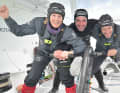 Heiter und angriffslustig: drei der vier "Biotherm"-Segler auf einen Streich. Skipper Paul Meilhat, Paralympics-Sieger und Vendée-Globe-Ass Damien Seguin und Sam Davies am Grinder des französischen Imoca