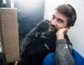Boris Herrmann bei der Aufzeichnung für seinen Podcast "End of Watch" an Bord seiner "Malizia – Seaexplorer"