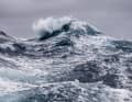 Wie gemalt türmt sich diese Südmeer-Welle auf