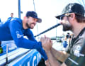 Hier begrüßen sich "Holcim – PRB"-Skipper Kevin Escoffier und Boris Herrmann nach der Königsetappe in Itajaí. Jetzt hat Team Malizias Boss dem Franzosen und seinem Schweizer Team Hilfe nach dem Mastbruch zugesagt