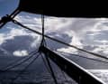 À bord de 11th Hour Racing, avec vue sur les nuages de pluie à l'horizon, qui ont tant d'influence sur les événements en mer