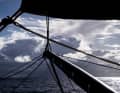 An Bord von 11th Hour Racing mit Blick auf die Regenwolken am Horizont, die so viel Einfluss auf das Geschehen auf See haben