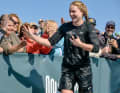 Rosalin Kuiper celebrated her 28th birthday in Aarhus on 7 June. Here she greets the fans after the arrival of stage five. Shortly beforehand, Boris Herrmann had launched her into the cool waters of Aarhus harbour