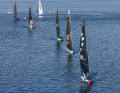 Wie auf einer Perlenschnur aufgereiht startete die Imoca-Flotte in flauen Winden in Etappe 6