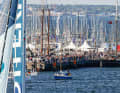 Du grand cinéma Imoca lors du Fly-by à Kiel. Le "Biotherm" de Paul Meilhat se rapproche des fans.