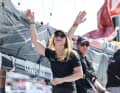 Rosalin Kuiper winkt hier noch von "Malizia – Seaexplorer"