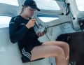 Team Malizias Co-Skipperin Rosalin Kuiper stärkt sich für den Endspurt