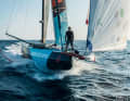 Le co-skipper de Malizia, Will Harris, sur le pont avant de "Malizia - Seaexplorer".