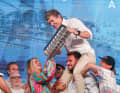 Il co-skipper del Team Malizia, Will Harris, è qui ritratto con il trofeo per il terzo posto. Il coraggioso e impegnato britannico ha vinto anche un premio a sé stante, ricevendo il premio Hans Horrevoets Rookie Award come miglior esordiente.