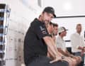 Bei der Skipper-Konferenz im Ocean-Race-Starthafen warf Boris Herrmann ein Auge in Richtung Ocean-Race-Trophäe