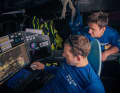 Sam Goodchild und Tom Laperche studieren an Bord von "Holcim – PRB" die Daten