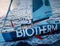 Mitten im Rennen ein kurzes Fotoshooting: Paul Meilhats "Biotherm"-Crew wird von der Drohne fotografiert
