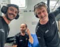 Le cuffie proteggono Yann Eliès e il reporter di bordo Antoine Auriol (a sinistra) dal rumore. Il navigatore di Malizia Nico Lunven è visibile sullo sfondo.