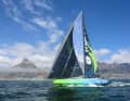 Le yacht vainqueur devant la Table Mountain du Cap : "Holcim - PRB".