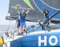 Erleichtert, erlöst – und überglücklich: Escoffier und hinter ihm Sanni Beucke, die ihre Imoca-Premiere gleich mit einem Etappensieg krönte