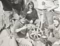 Die Crew der "Peter von Danzig" bei der Ankunft in Portsmouth. Von links: Von links: Joachim Müller-Deile, Jürgen Meyer, Reinhard Laucht (Skipper), Achim Meyer, Uli Blank. Vorn: Gert Findel (li.) und Rüdiger Steinbeck