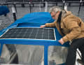 Ausrüstung wie dieses Solarpaneel wird betriebsklar gemacht und gesichert
