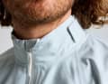 La cerniera sul collo si chiude, ma serve anche per il controllo del clima. Il colletto può essere regolato anche con il velcro.