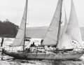 Mai 1967 : après 226 jours de navigation, le mince "Gipsy Moth IV" porte les traces de plus de 28.000 miles nautiques sur sa coque et son gréement. Au début, Chichester voulait battre les meilleurs temps des anciens grands voiliers sur la route des clippers vers l'Australie. Mais au bout d'un mois et demi, il est retourné à Plymouth, devenant ainsi le premier navigateur en solitaire à avoir fait le tour du monde en passant par les trois grands caps, avec une seule escale.