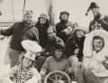Festa a bordo alle latitudini di 40 anni dell'Oceano Indiano meridionale. Da sinistra: Thomas Weber, Fritz Heinemann; dietro di loro: Jürgen Meyer, Uli Blank, Aki Müller-Deile, Achim Meyer (con cappello a punta); a mezzana: Reinhard Laucht (skipper) e Hein Anhold (con ukulele).