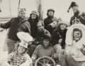 Festa a bordo della "Peter von Danzig" alle latitudini di 40 anni dell'Oceano Indiano meridionale. Da sinistra: Thomas Weber, Fritz Heinemann / dietro di loro: Jürgen Meyer, Uli Blank, Aki Müller-Deile, Adrian Meyer (con cappello a punta) / sulla mezzana: Reinhard Laucht e Hein Anhold (con ukulele)