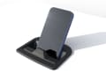 Lo smartphone è alloggiato in modo sicuro in una nicchia ed è tenuto in posizione da una chiusura e da un magnete. La ricarica avviene in modalità wireless tramite induzione.