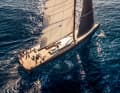 Légèrement sous le gréement : Une grand-voile de croisière et un petit génois sont montés sur le mât en carbone de 52 mètres.