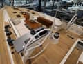 Two L-shaped dents characterise the cockpit, which meets today's standards. There are no halyard winches on the companionway for the Swan 55