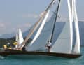 Bateaux historiques en bois sur le Wolfgangsee : 71 bateaux provenant de six pays ont pris le départ de la régate anniversaire de l'UYC Wolfgangsee.