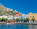 Leros: Hafenzeile vor Agios Marina an der Ostküste von Leros. Hier kann man bei gutem Wetter wunderbar ankern. Bei viel Meltemi wird’s aber unruhig