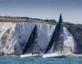 Un motivo ricorrente nelle regate da e verso Cowes: il passaggio delle Needles, qui con le imbarcazioni britanniche “Bellino” e “Tigris”.