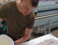 Materialversuche gehören zu dem Projekt genau wie die Arbeit am Konstruktionstisch