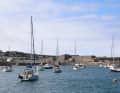 Al riparo dal molo del porto di Braye.
