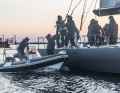 Il benvenuto del comitato di regata per il primo yacht al traguardo. L'organizzatrice della regata Laura Kühlewind serve bevande fresche a bordo di "Ospa".