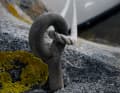 Mal enfilé, dans l'œil, le cordage développe plus d'effet de levier et peut tordre l'axe.