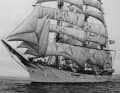 Sous pavillon portugais, en tant que navire-école « Sagres ».