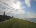 Der Deich zum IJsselmeer in Hindeloopen.