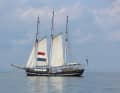 Bateau traditionnel sur l'IJsselmeer presque sans vent.
