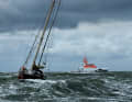 Le croiseur de sauvetage en mer "Theo Fischer" a remis le navire suédois endommagé à son bateau tandem "Ströper".