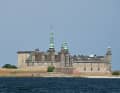 Kronborg Slot in Helsingør, vom Öresund aus gesehen.