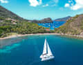 Spiaggia di palme Pain du Sucre sulle Îles des Saintes.