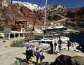 Les visiteurs d'un jour embarquent sur un catamaran d'excursion.