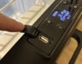 Die Kühlbox lässt sich flexibel mit 12, 24 oder 230 Volt betreiben