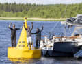 Die Crew der siegreichen "Flying Dragon" feiert ihren Erfolg als erstes Team auf der Töre-Tonne.